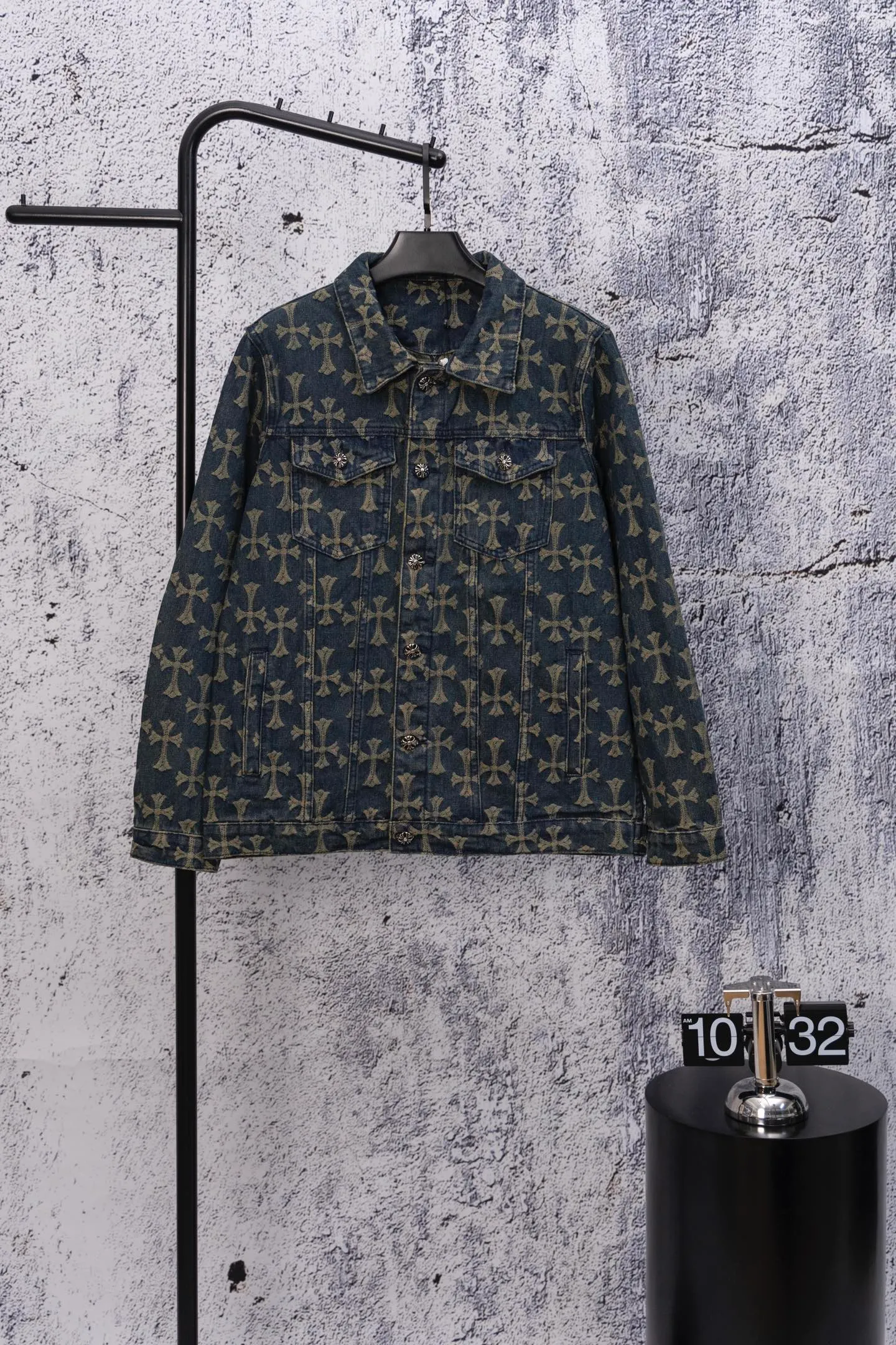 P240 Chrome Hearts CH Chrome Hearts double-sided all-over LOGO jacquard dark pattern heavy-duty denim jacket jeans denim suit same style as the Internet celebrity star's cross-printed denim jacket jeans, the unique cross design element plus all-over printing, full of design sense. It is made of 100% denim cotton fabric with heavy coarse yarn count, which ensures a stiff and tough silhouette while being soft, comfortable and breathable. The lapel is designed with silver buttons and is full of texture. The classic white cross logo is all over the dress, making it a perfect versatile style for spring and summer! Customized jacquard fabric, you can wear it in various styles. This gender-neutral shirt is a must-have for nightclubs. It can be worn as a jacket for both men and women. It can be easily worn by both men and women! The original loose version is made of high-quality pure cotton fabrics. The fabric pattern is high-definition and delicate without burrs. It is comfortable and breathable to wear. All the buttons are molded and customized. It is casual and fashionable and can be matched with any bottoms. It can be windproof and sunproof in spring and summer. It can be worn outside in autumn and winter! Easily concave shape makes you look slimmer and taller, perfect for both men and women! Color: Black Blue Size: Jacket S-XL Pants 28-36